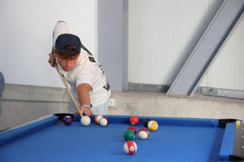 Un alumno jugando al billar en la Casa del Estudiante.